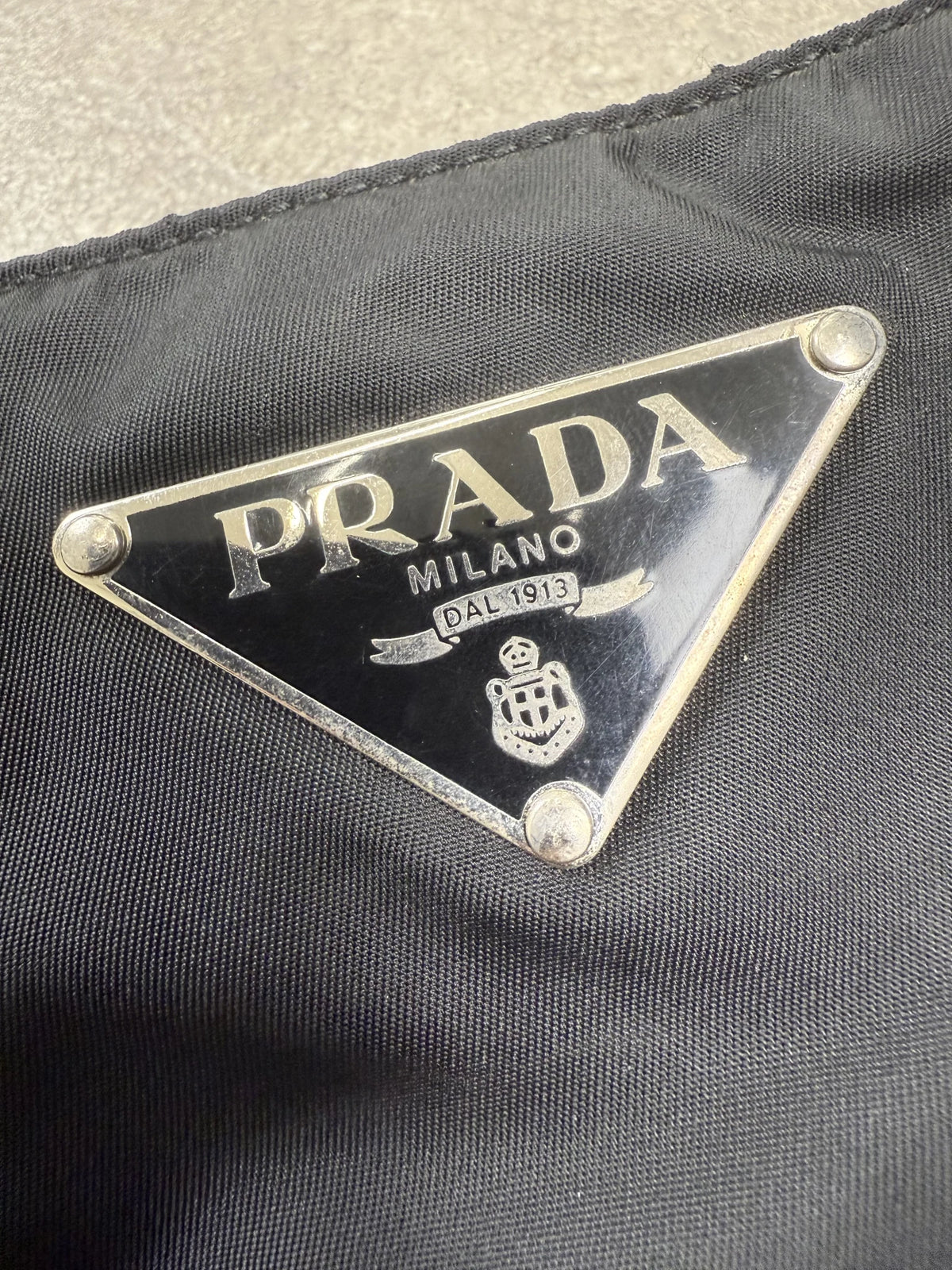 1995 archive Prada borsa a spalla re-nylon con inserti in pelle nera