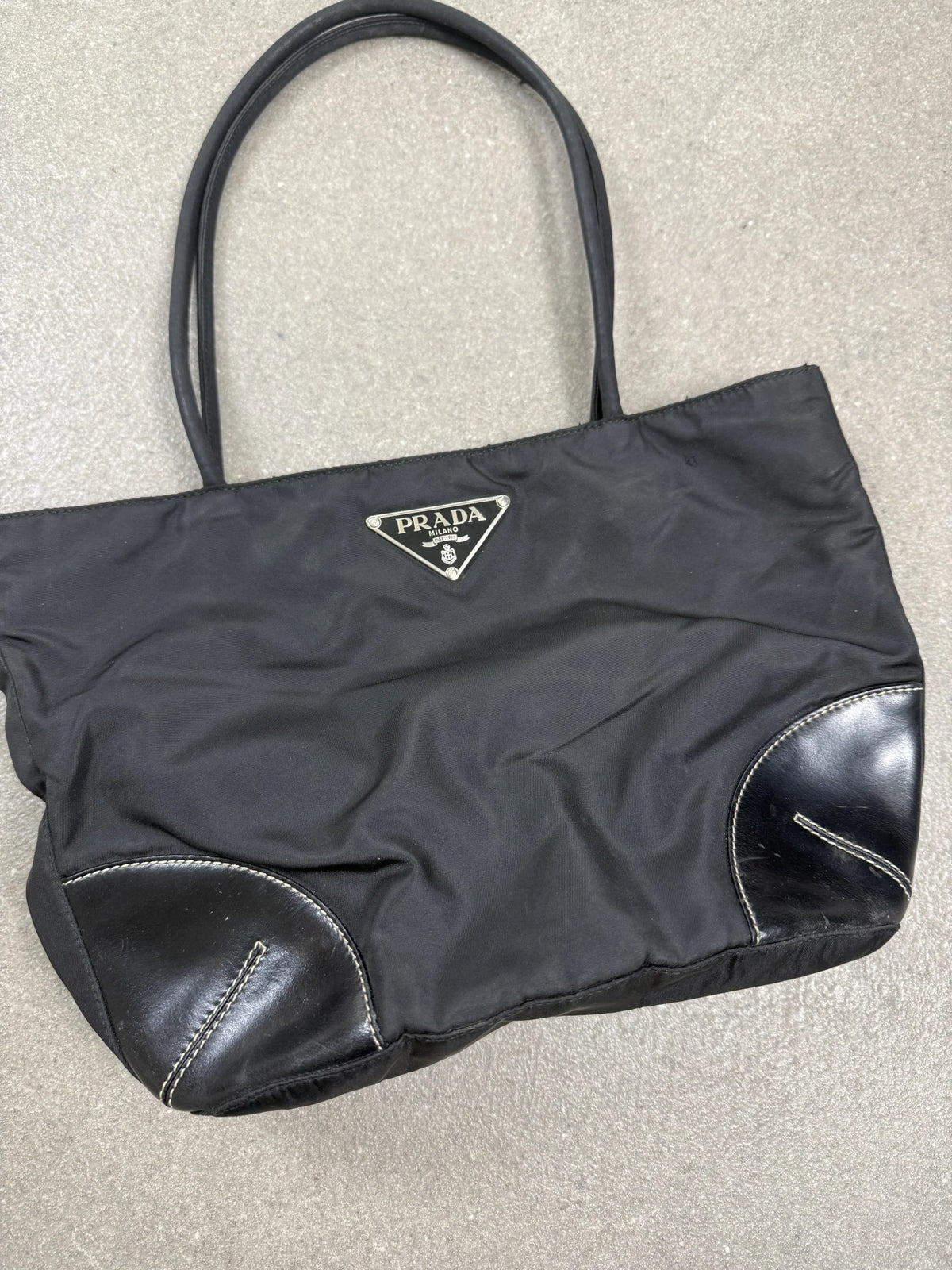 1995 archive Prada borsa a spalla re-nylon con inserti in pelle nera