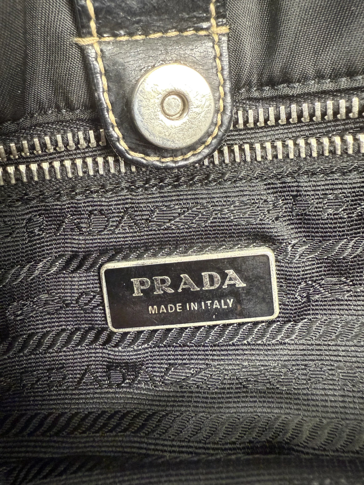1995 archive Prada borsa a spalla re-nylon con inserti in pelle nera