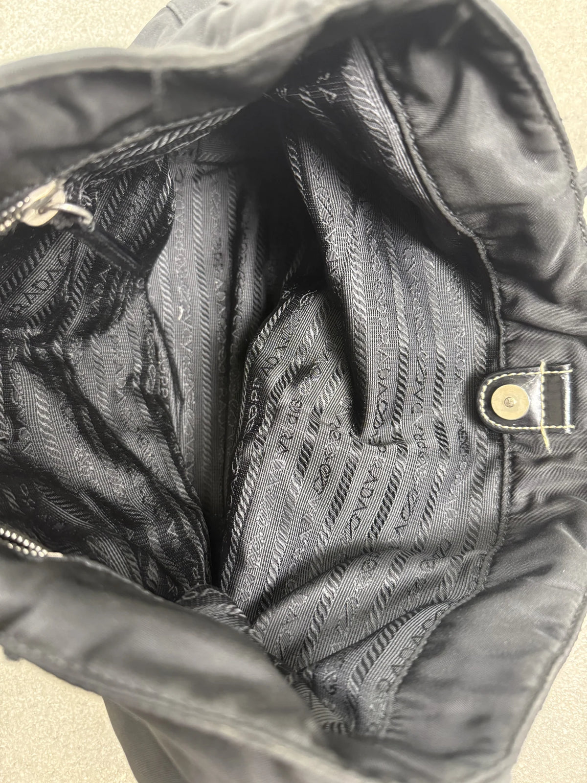 1995 archive Prada borsa a spalla re-nylon con inserti in pelle nera