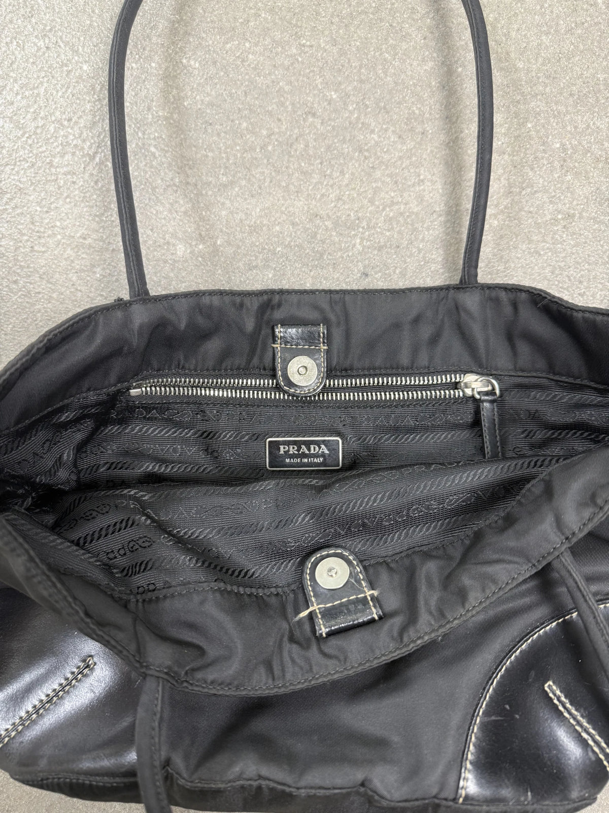 1995 archive Prada borsa a spalla re-nylon con inserti in pelle nera