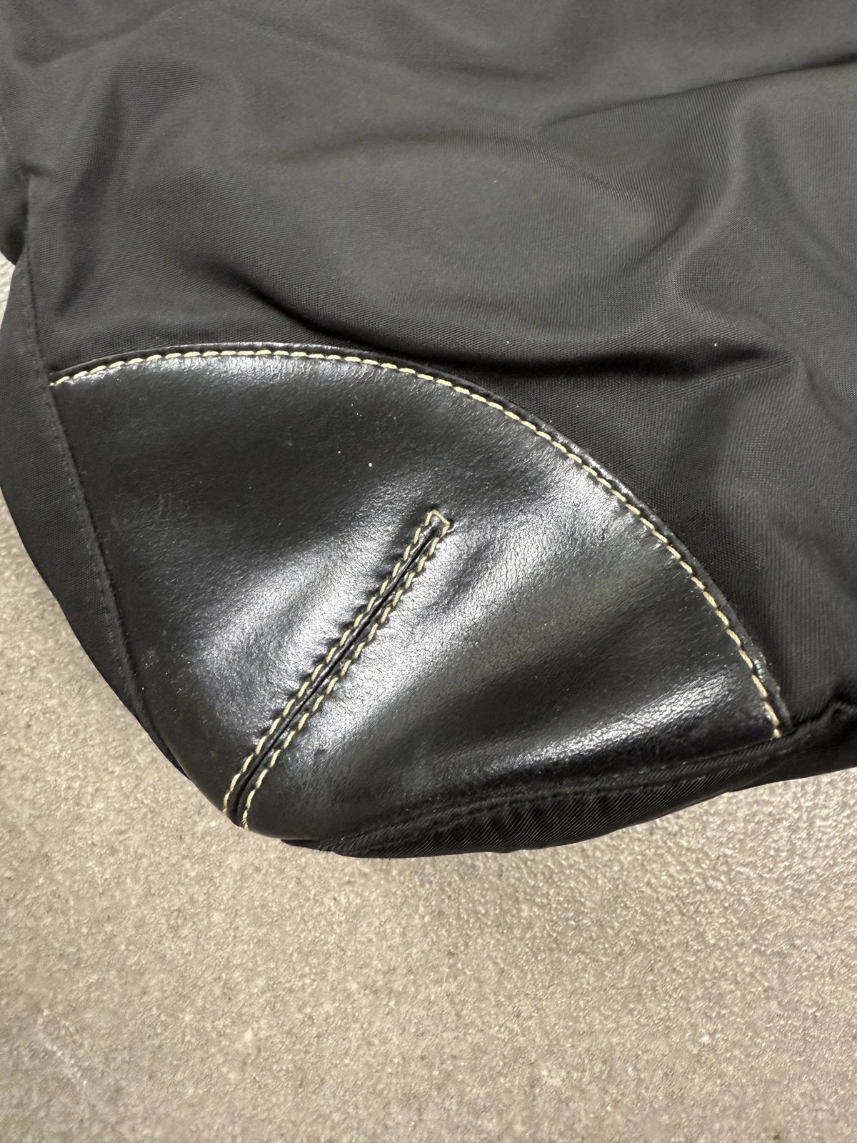 1995 archive Prada borsa a spalla re-nylon con inserti in pelle nera