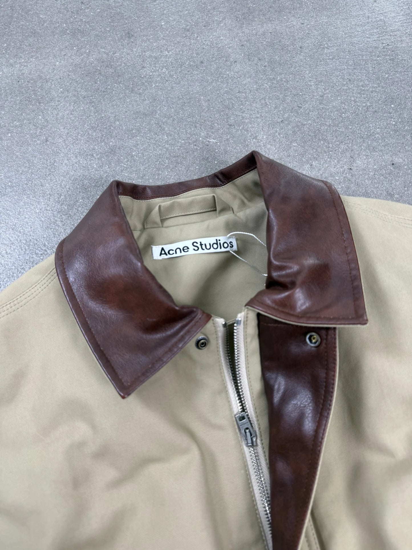 A/W 2024 Acne Studios Bomber in Twill Beige con Colletto in Pelle | Taglia 48 boxy oversize