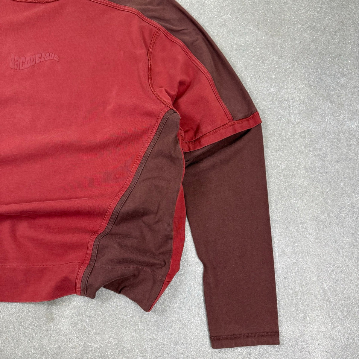 2021 Jacquemus Le T-shirt 3D Carro Maglia Maniche Lunghe Bicolore in Rosso Terracotta | Taglia XS - M