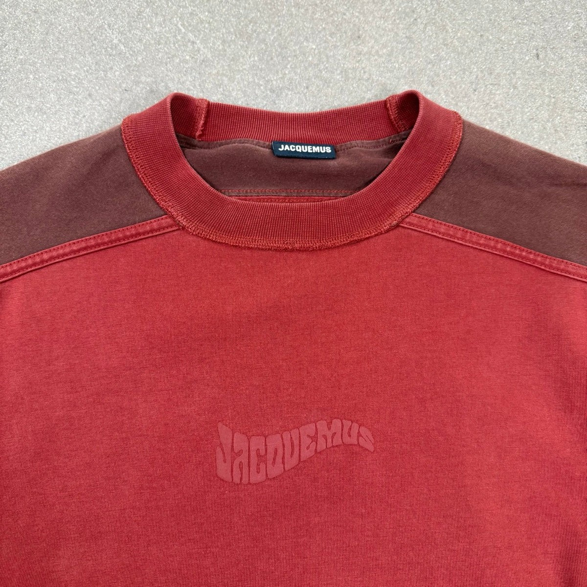 2021 Jacquemus Le T-shirt 3D Carro Maglia Maniche Lunghe Bicolore in Rosso Terracotta | Taglia XS - M
