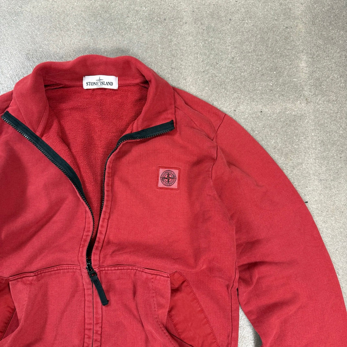 2012 Felpa Vintage Stone Island Rossa Zippata con Logo al Petto | Taglia S