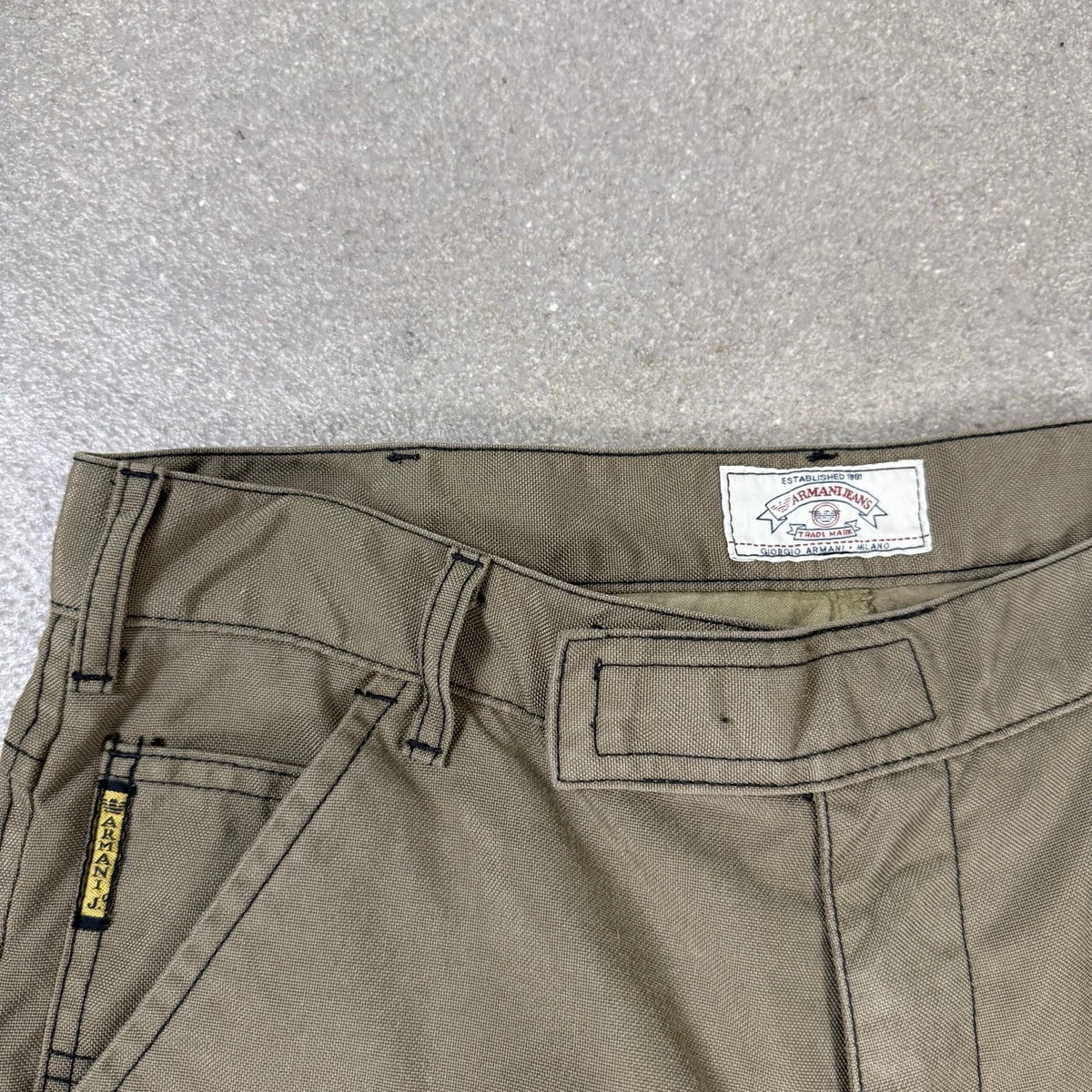 1999 archivio Armani Pantaloni da Lavoro in Nylon Imbottiti Oliva | Taglia W32
