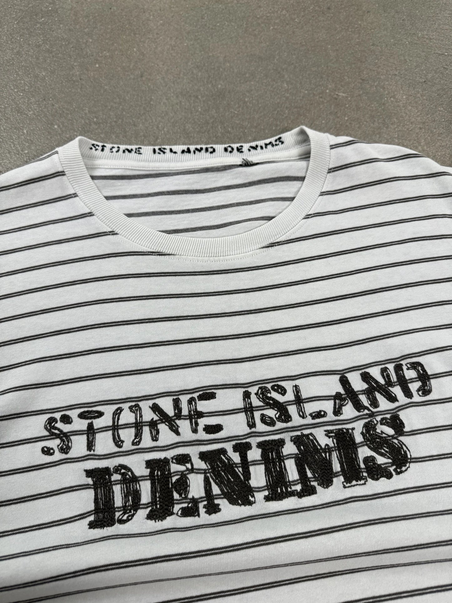 T-Shirt Stone Island Denims S/S 2008 Vintage Righe Logo Spellout Bianca Nera | Taglia L