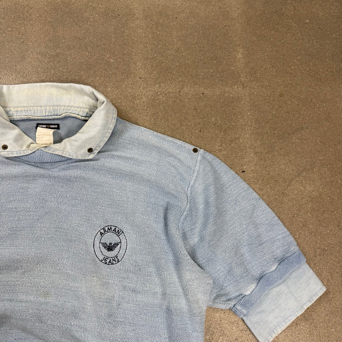 1985 Felpa vintage Emporio Armani Jeans “capo campione” celeste con colletto e maniche dettagli denim | taglia S
