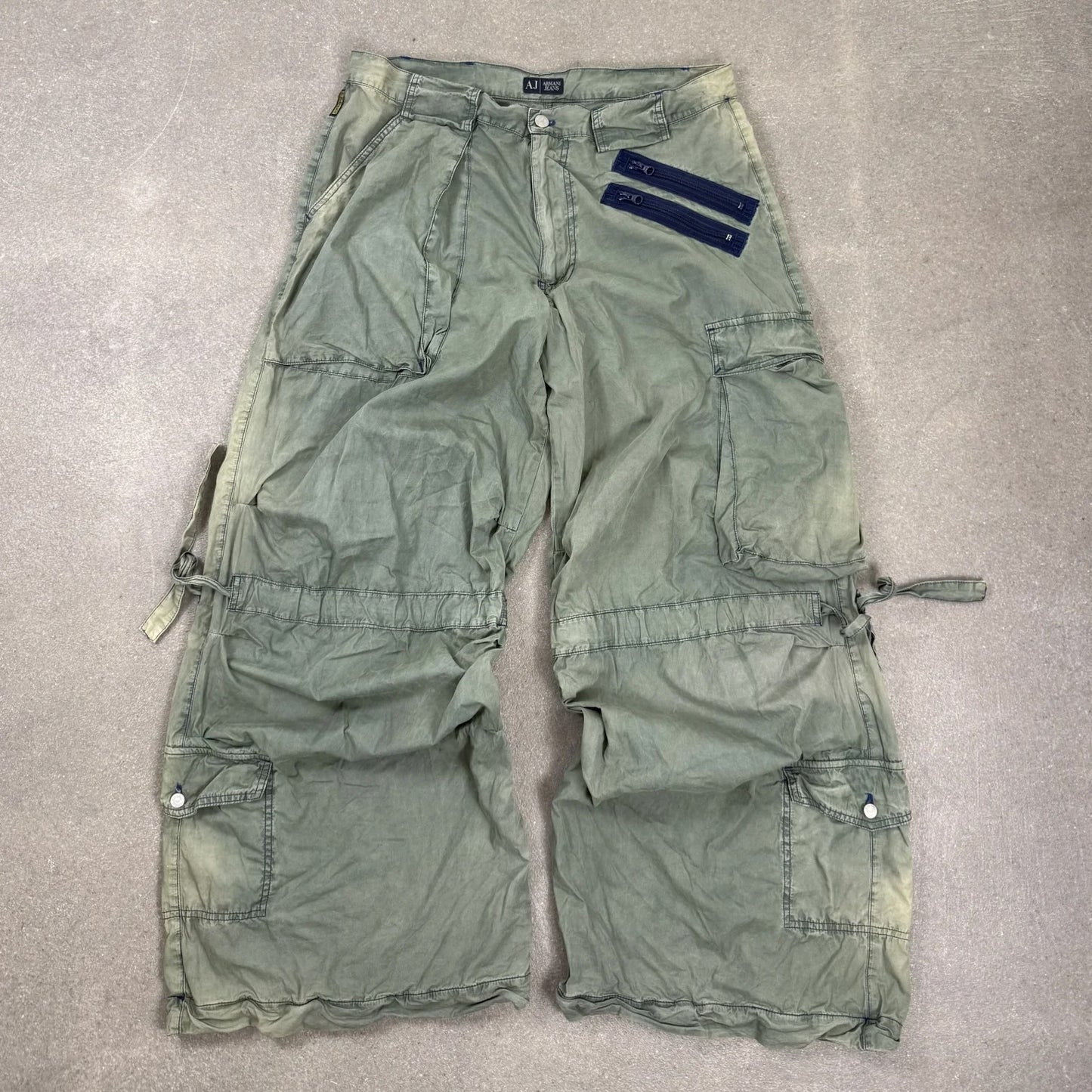 ettaglio etichetta Simint e doppie cerniere dei pantaloni utility d archivio Armani Jeans anni 90