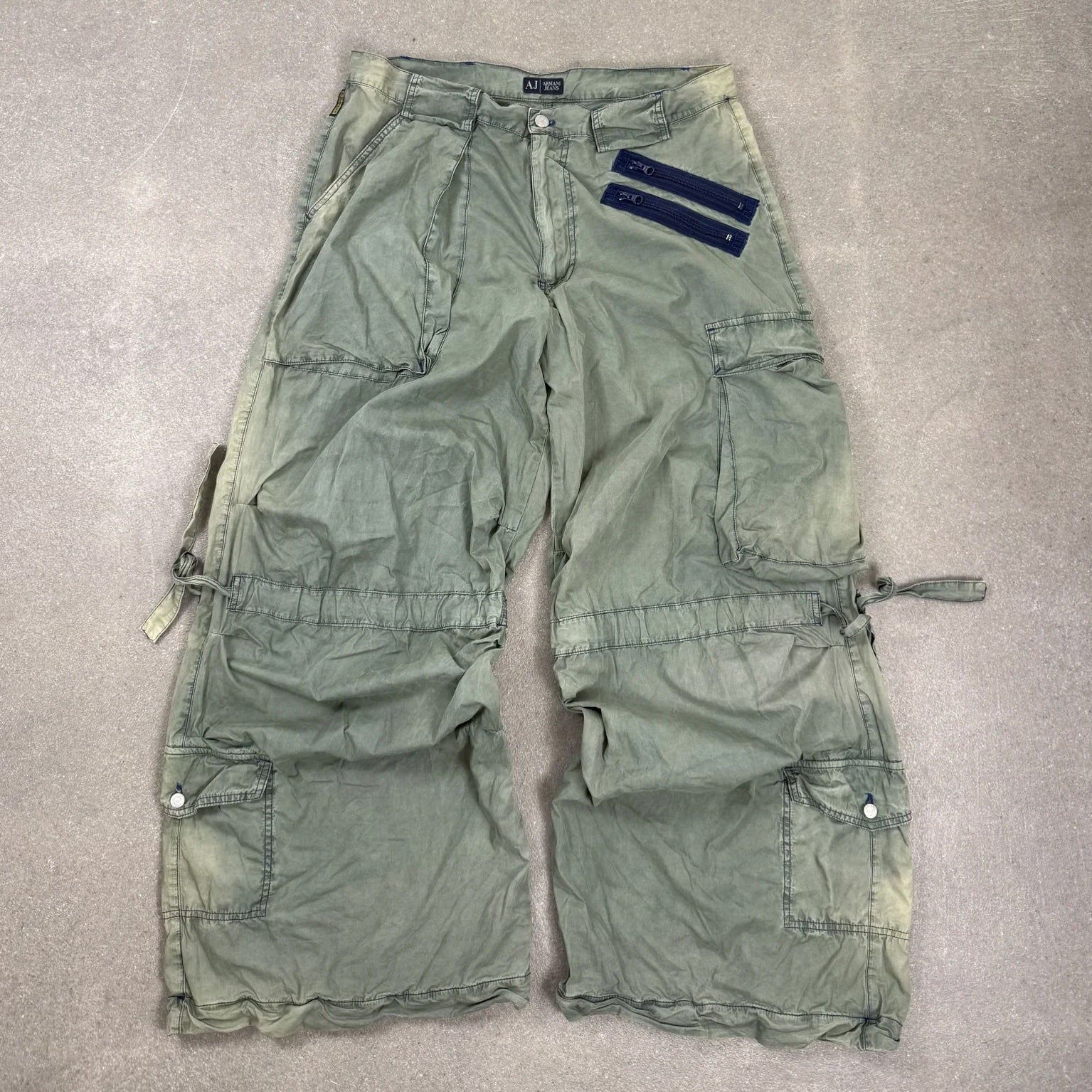 ettaglio etichetta Simint e doppie cerniere dei pantaloni utility d archivio Armani Jeans anni 90