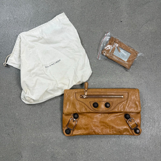Pochette Balenciaga Envelope Clutch in pelle cammello con borchie Giant 21