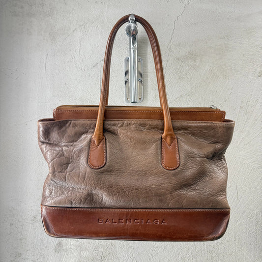 Borsa a spalla tote bag Balenciaga vintage primi anni 2000 Y2K in pelle marrone e cuoio con logo impresso e piedini metallici BB