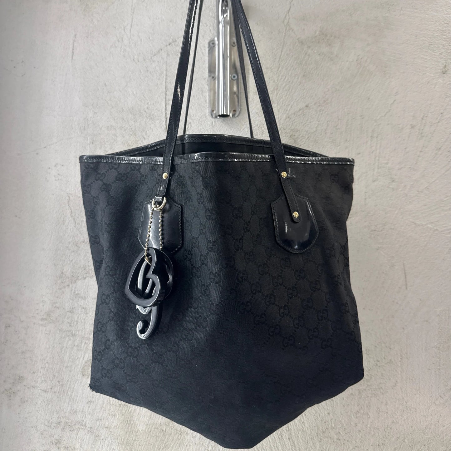 Borsa Gucci Jolie Tote Primavera Estate 2008 in tessuto canvas monogram GG nero con charm a cuore e manicotti in vernice