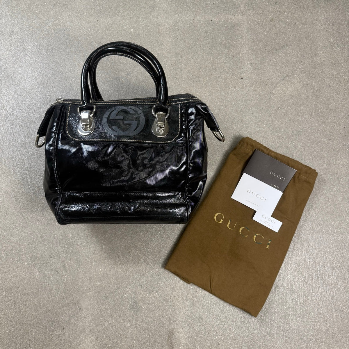 Borsa a mano Gucci in vernice nera con logo Interlocking G e dustbag originale