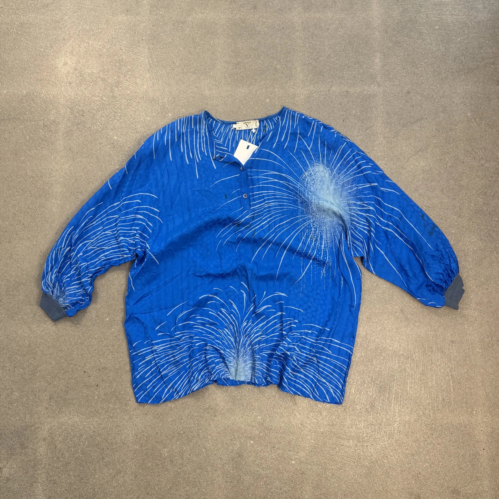 Blusa vintage Valentino Miss V anni 80 in pura seta blu con motivo grafico fuochi dartificio e polsini in maglia taglia 46