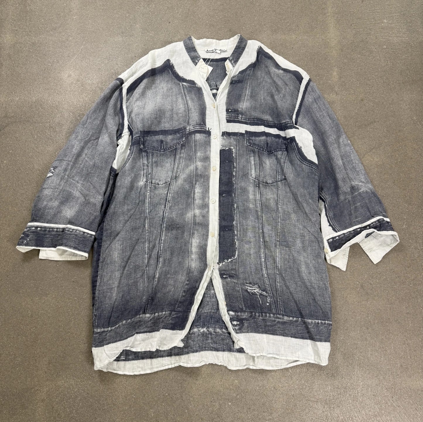 Camicia oversize in lino Acne Studios S/S 2023 con stampa trompe l'oeil effetto giacca denim grigio e bianco