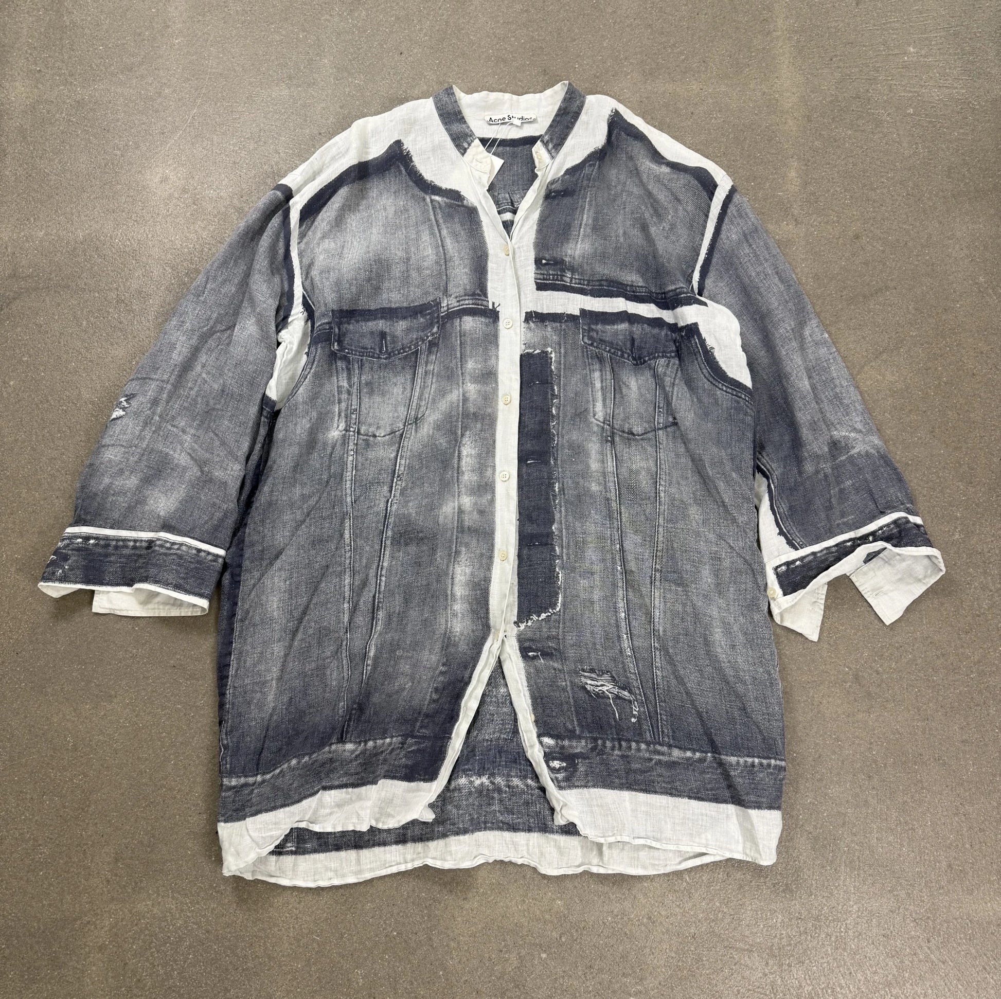 Camicia oversize in lino Acne Studios S/S 2023 con stampa trompe l'oeil effetto giacca denim grigio e bianco