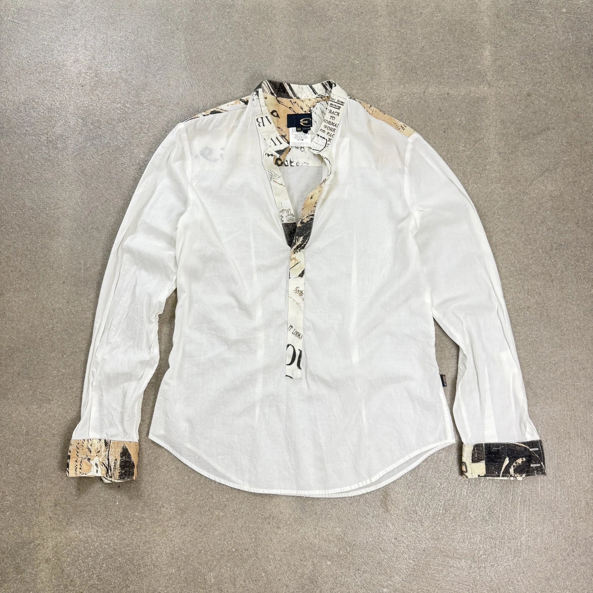 Camicia tunica popover Just Cavalli archivio 2001 in cotone bianco con stampa grafica newspaper su colletto e polsini
