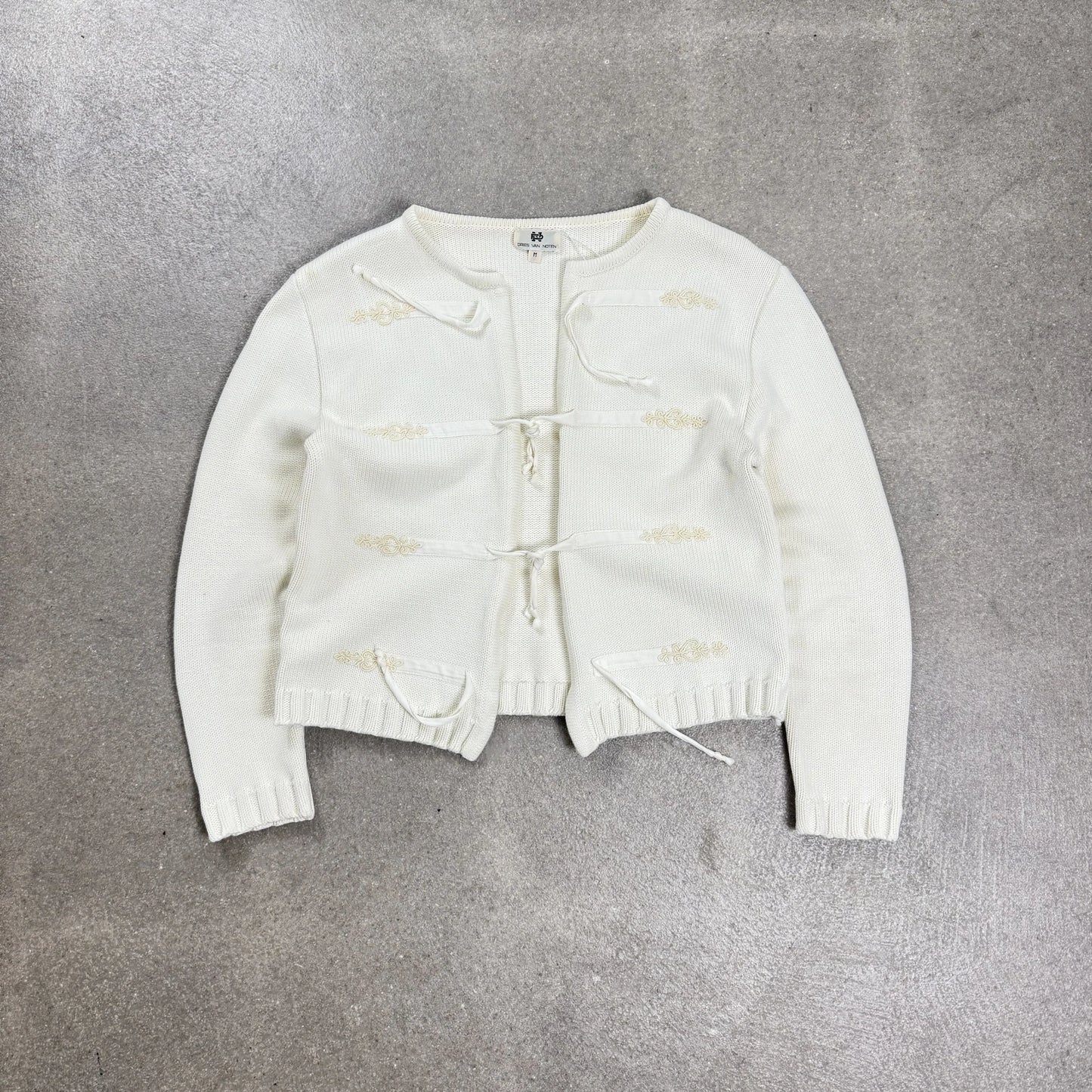 Cardigan Dries Van Noten anni 90 d'archivio colore panna con dettaglio di chiusura ad alamari e ricami