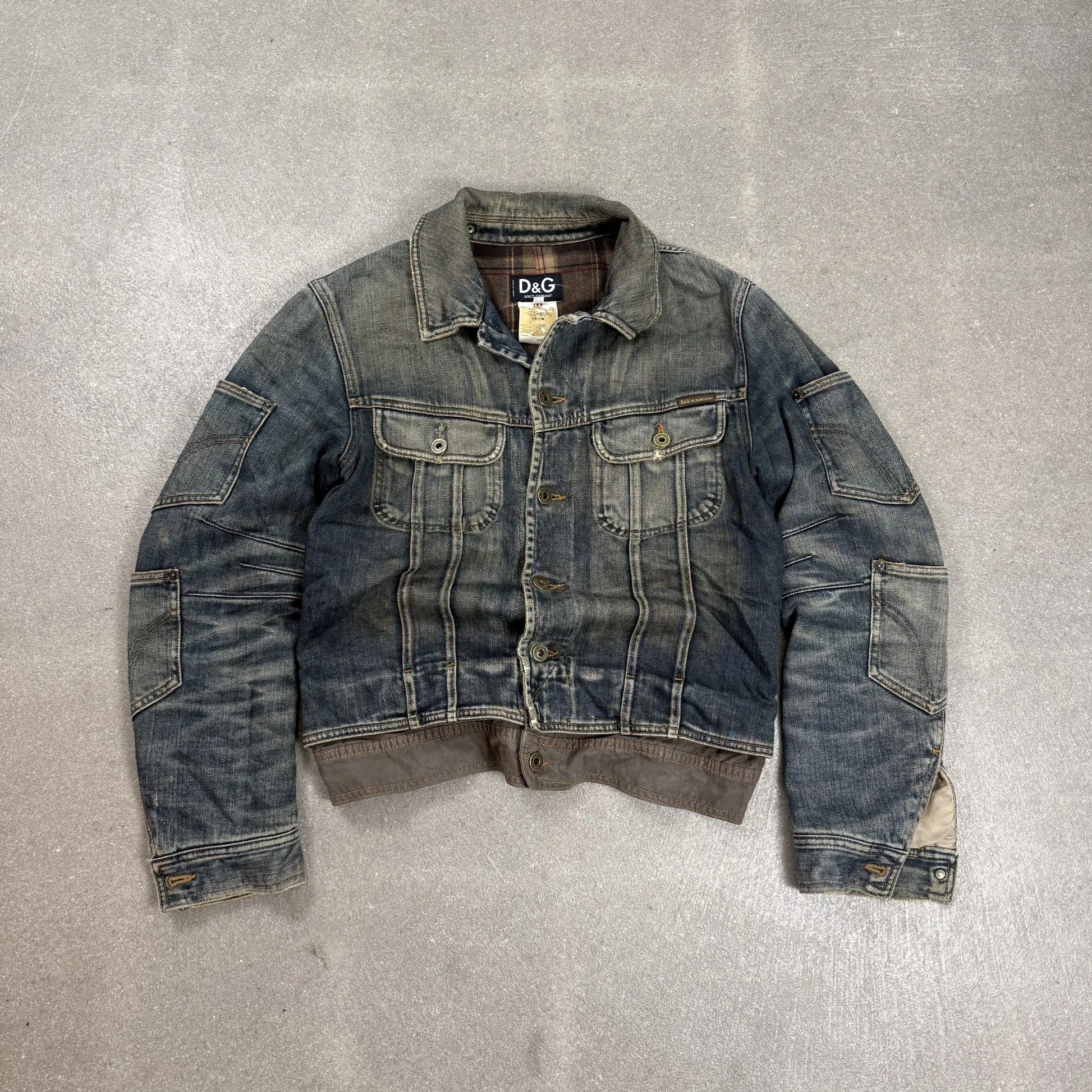 Giacca d'archivio D&G Dolce & Gabbana AW 2003 in denim lavato con costruzione a strati e tasche sulle maniche