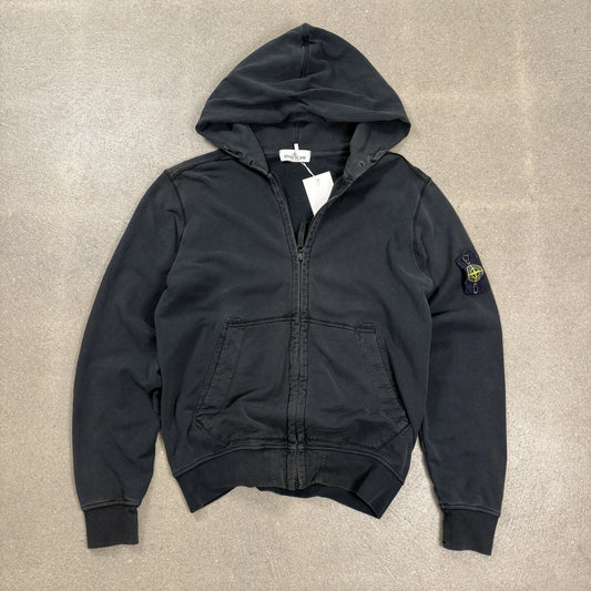 Felpa con cappuccio e zip Stone Island Junior S/S 2019 nero lavato con badge bussola sulla manica taglia 14 anni 170 cm