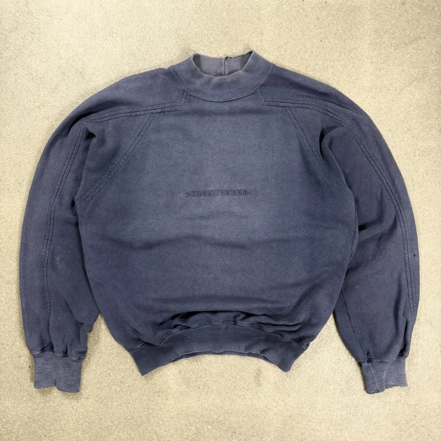 Felpa vintage Stone Island Autunno Inverno 1988 Massimo Osti con collo a lupetto e ricamo centrale blu lavato taglia M