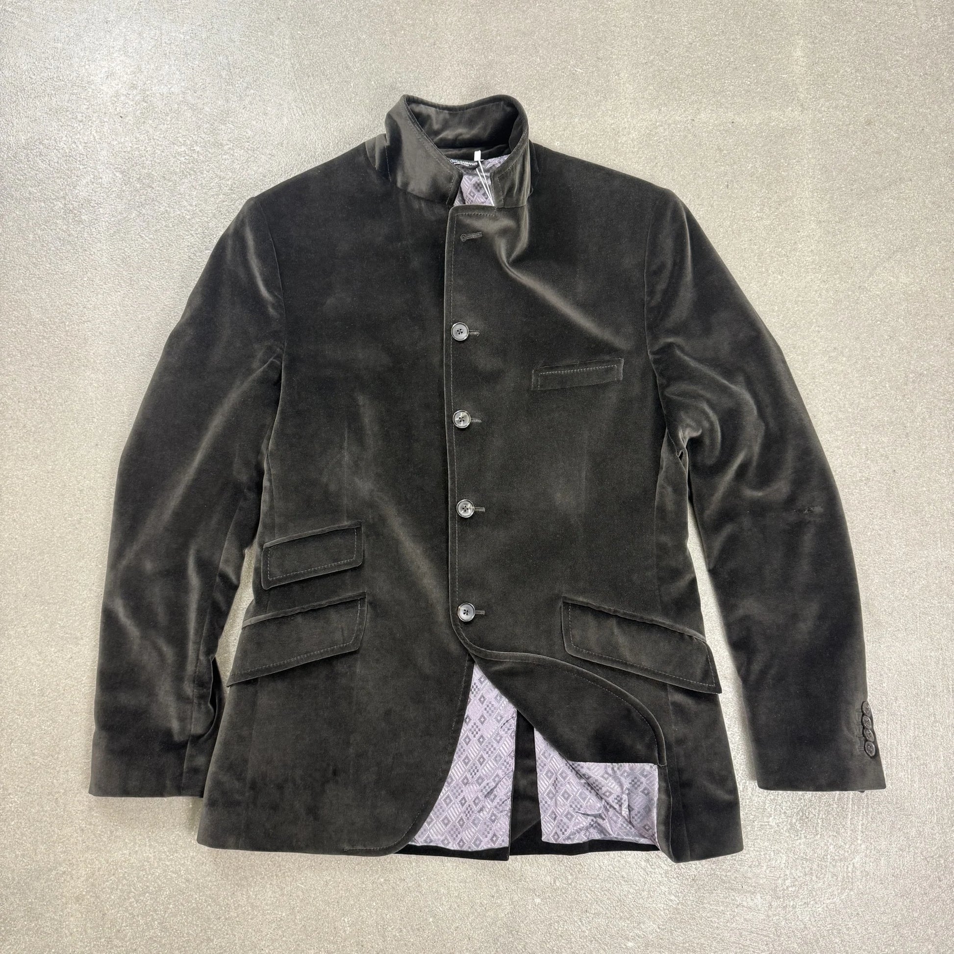 Giacca blazer uomo Dolce & Gabbana 2006 in velluto verde oliva scuro con collo alla coreana e tasche asimmetriche taglia 50 IT