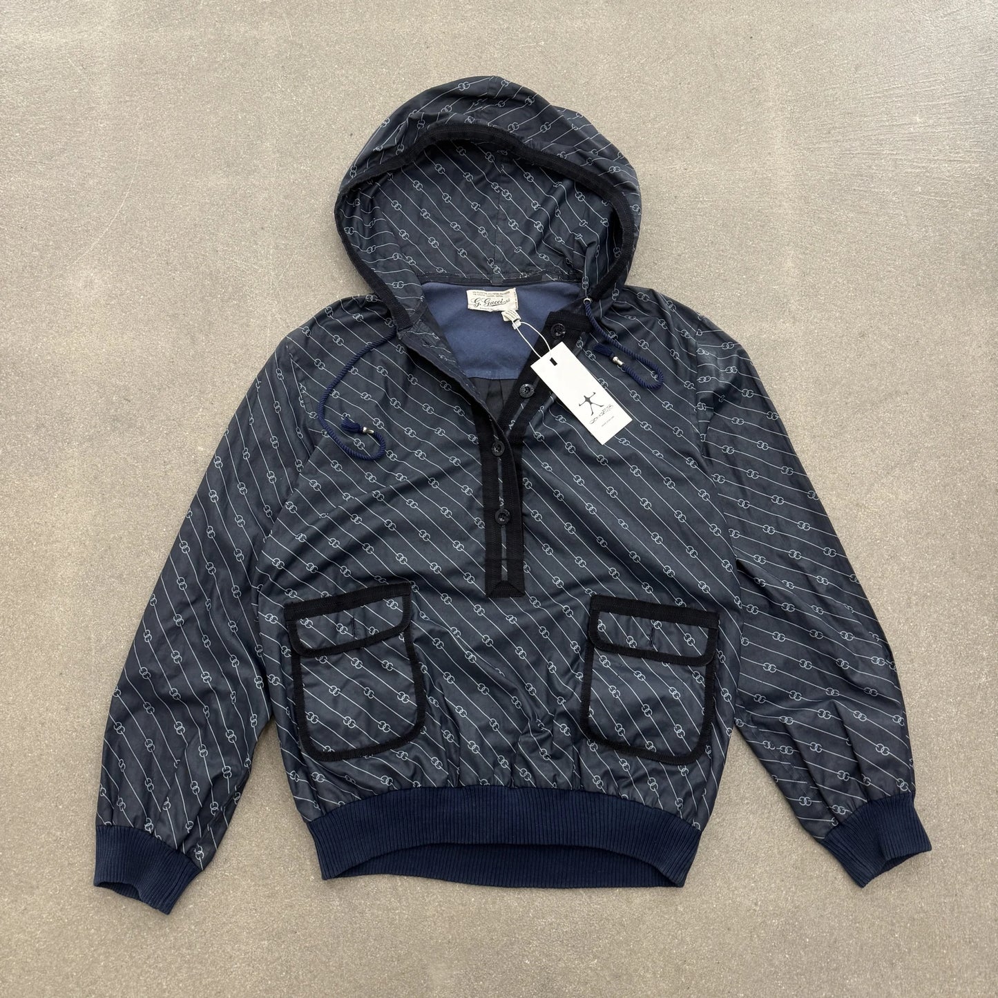 Giacca antivento anorak vintage G. Gucci anni 80 blu notte con cappuccio e motivo GG catene