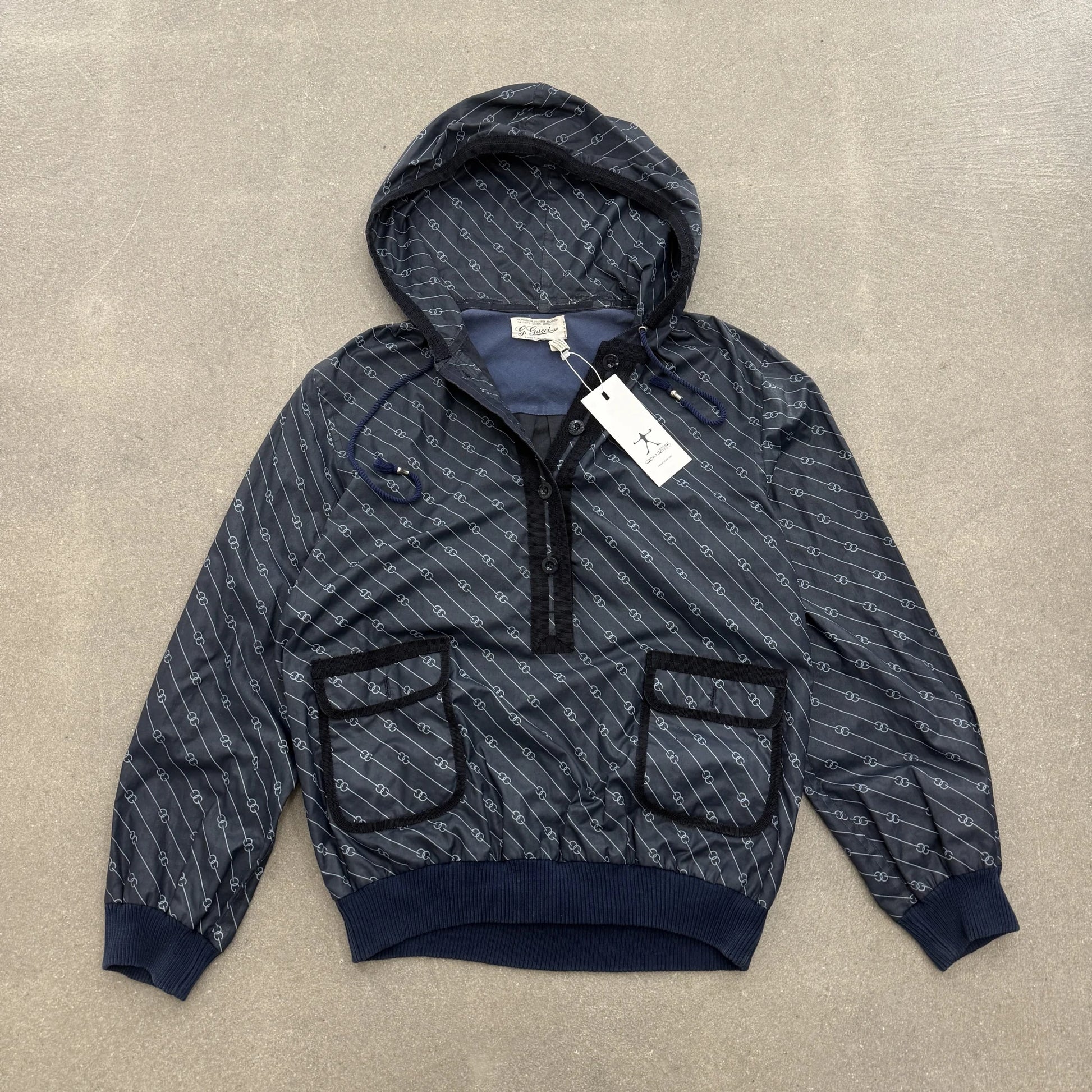 Giacca antivento anorak vintage G. Gucci anni 80 blu notte con cappuccio e motivo GG catene