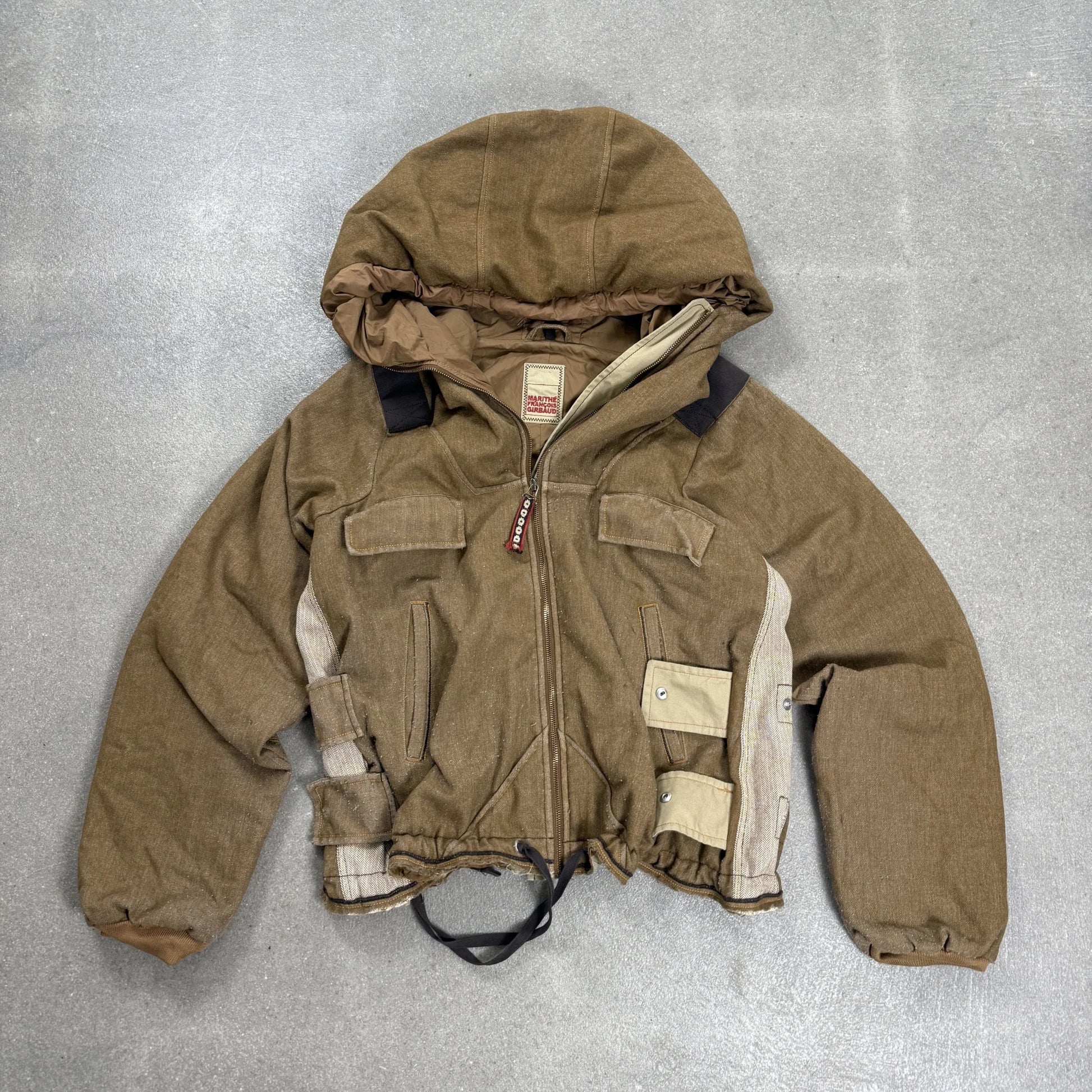 Giacca bomber corta d archivio Marithe Francois Girbaud color nocciola con cappuccio e tasche tactical