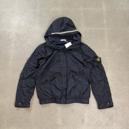 Giacca con cappuccio Stone Island Junior Autunno Inverno 2012 in nylon tinto in capo blu notte con badge sulla manica taglia 12 anni 152 cm