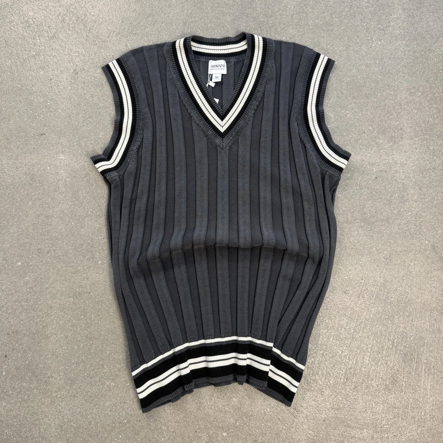 Gilet vintage Armani Collezioni S/S 2006 in misto seta a coste grigio antracite con bordi a righe bianche e nere scollo a V taglia 50