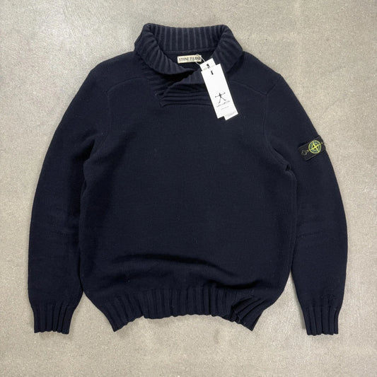 Maglione Stone Island d'archivio collezione Autunno Inverno 2011 a collo alto incrociato blu notte con badge sulla manica taglia XXL