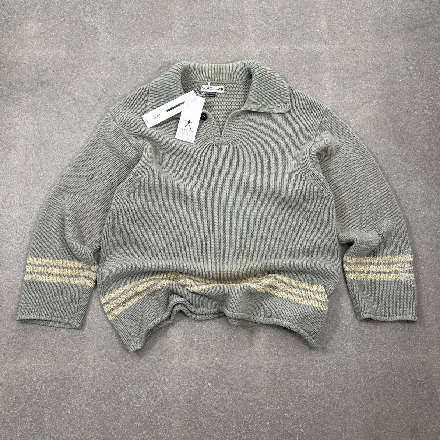 Maglione polo d'archivio Stone Island Autunno Inverno 1997 in pesante lana verde salvia con righe e bussola intarsiata taglia L