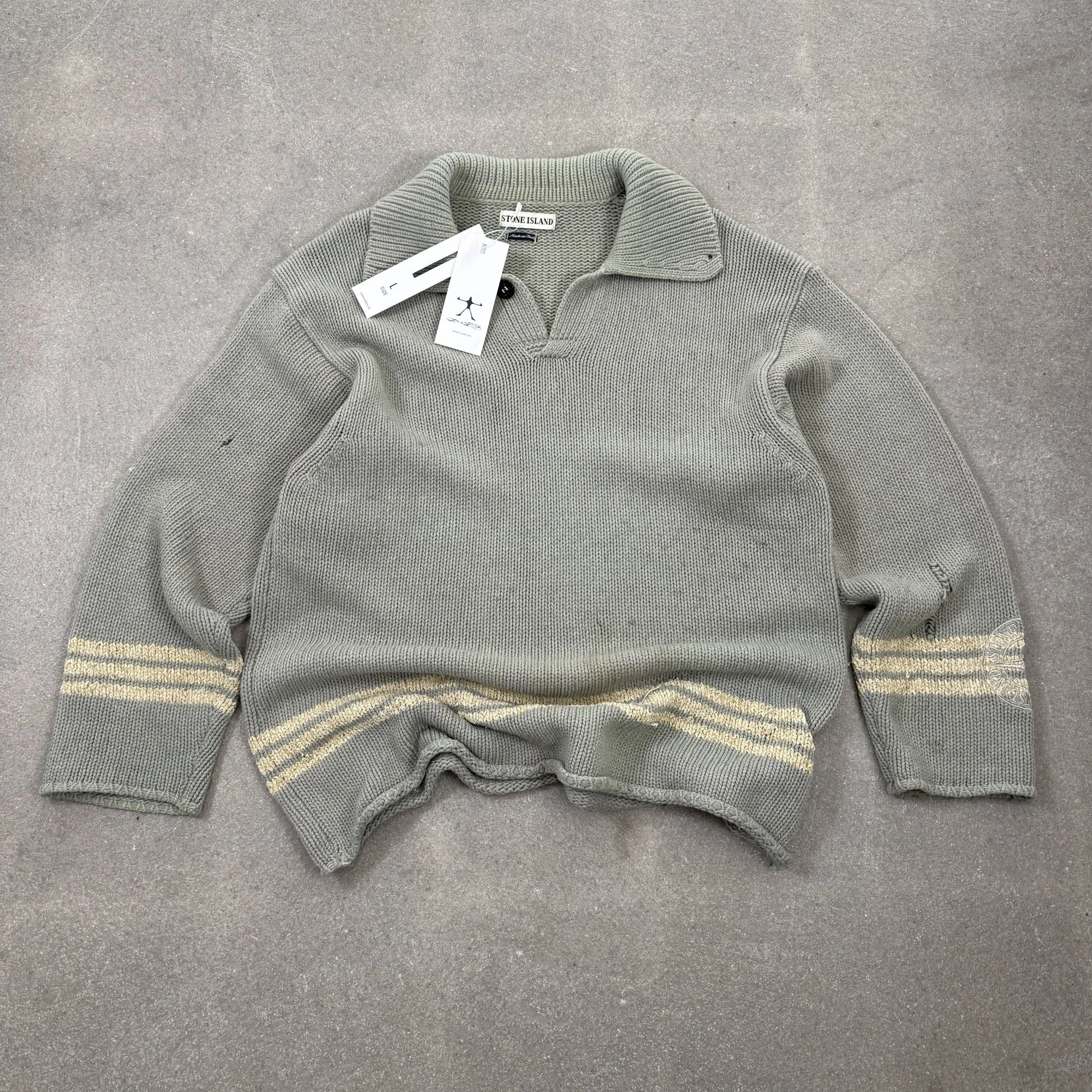 Maglione polo d'archivio Stone Island Autunno Inverno 1997 in pesante lana verde salvia con righe e bussola intarsiata taglia L