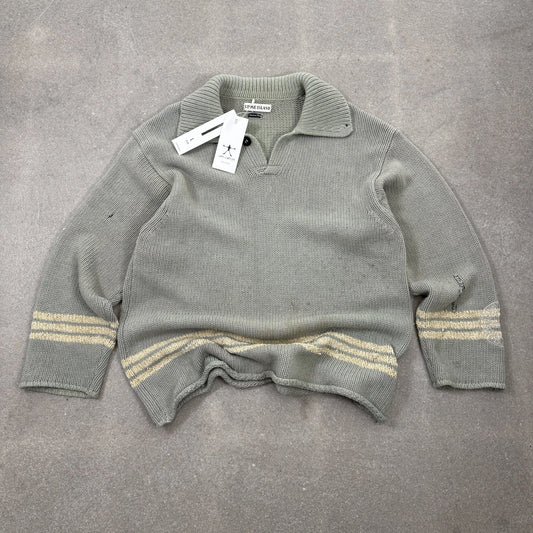 Maglione polo d'archivio Stone Island Autunno Inverno 1997 in pesante lana verde salvia con righe e bussola intarsiata taglia L
