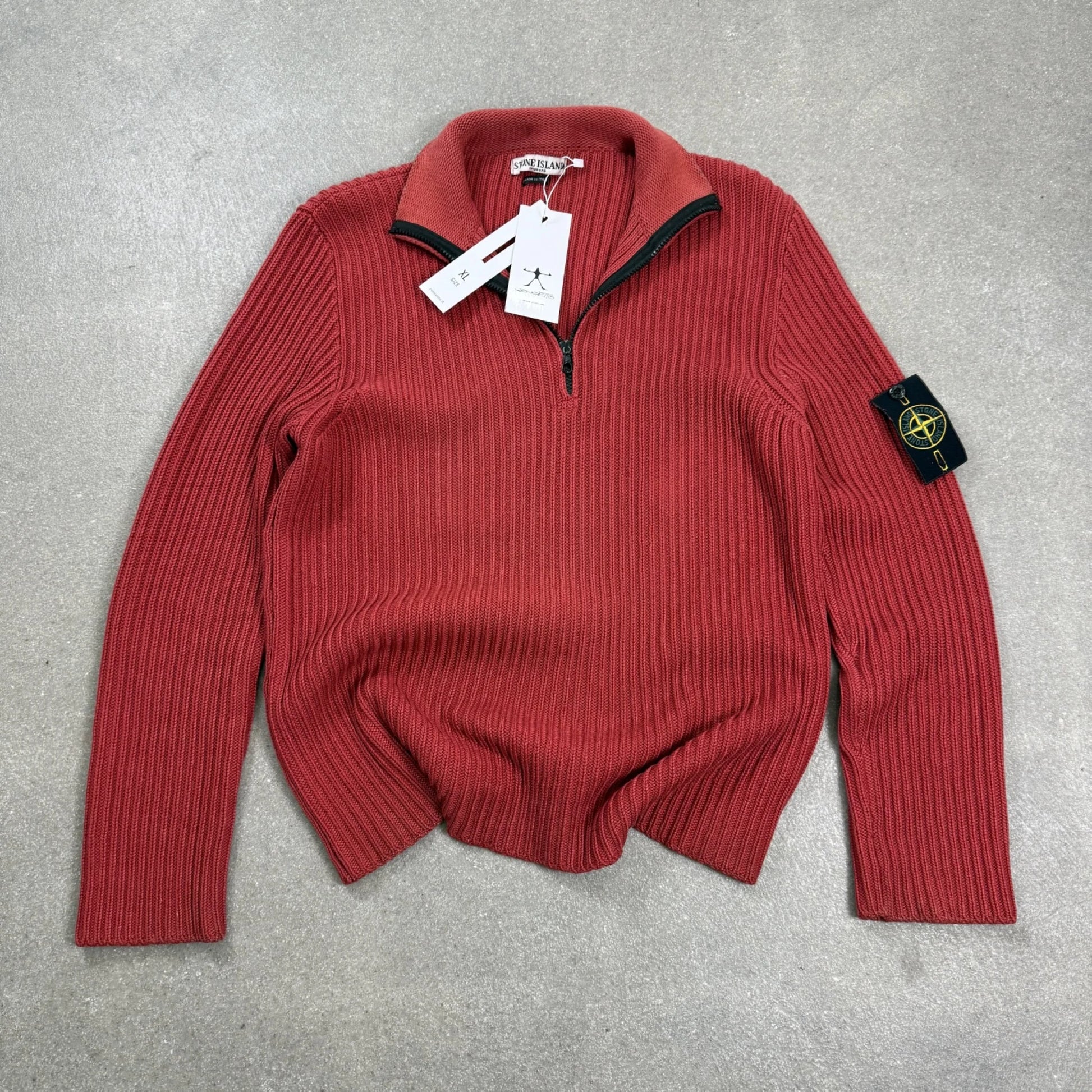 Maglione d'archivio Stone Island Autunno Inverno 2003 in cotone stretch lavorato a coste rosso mattone con mezza zip taglia XL