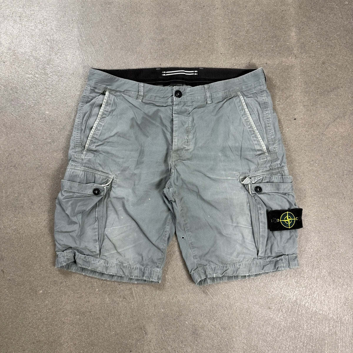 Pantaloncini bermuda cargo Stone Island grigi con badge sulla tasca