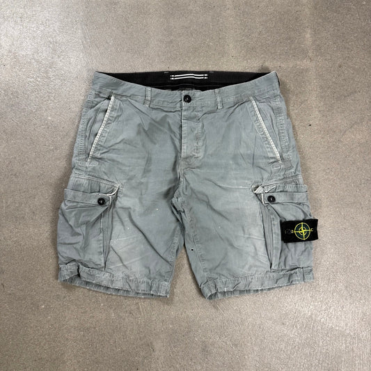 Pantaloncini bermuda cargo Stone Island grigi con badge sulla tasca