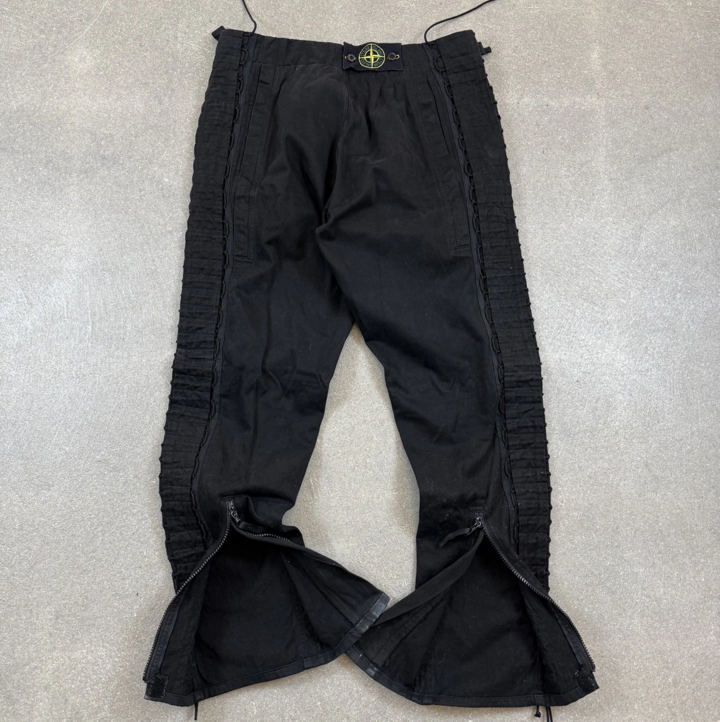 Pantaloni Stone Island Biker d'archivio Autunno Inverno 2003 neri con dettagli intrecciati laterali e zip sul fondo taglia 46