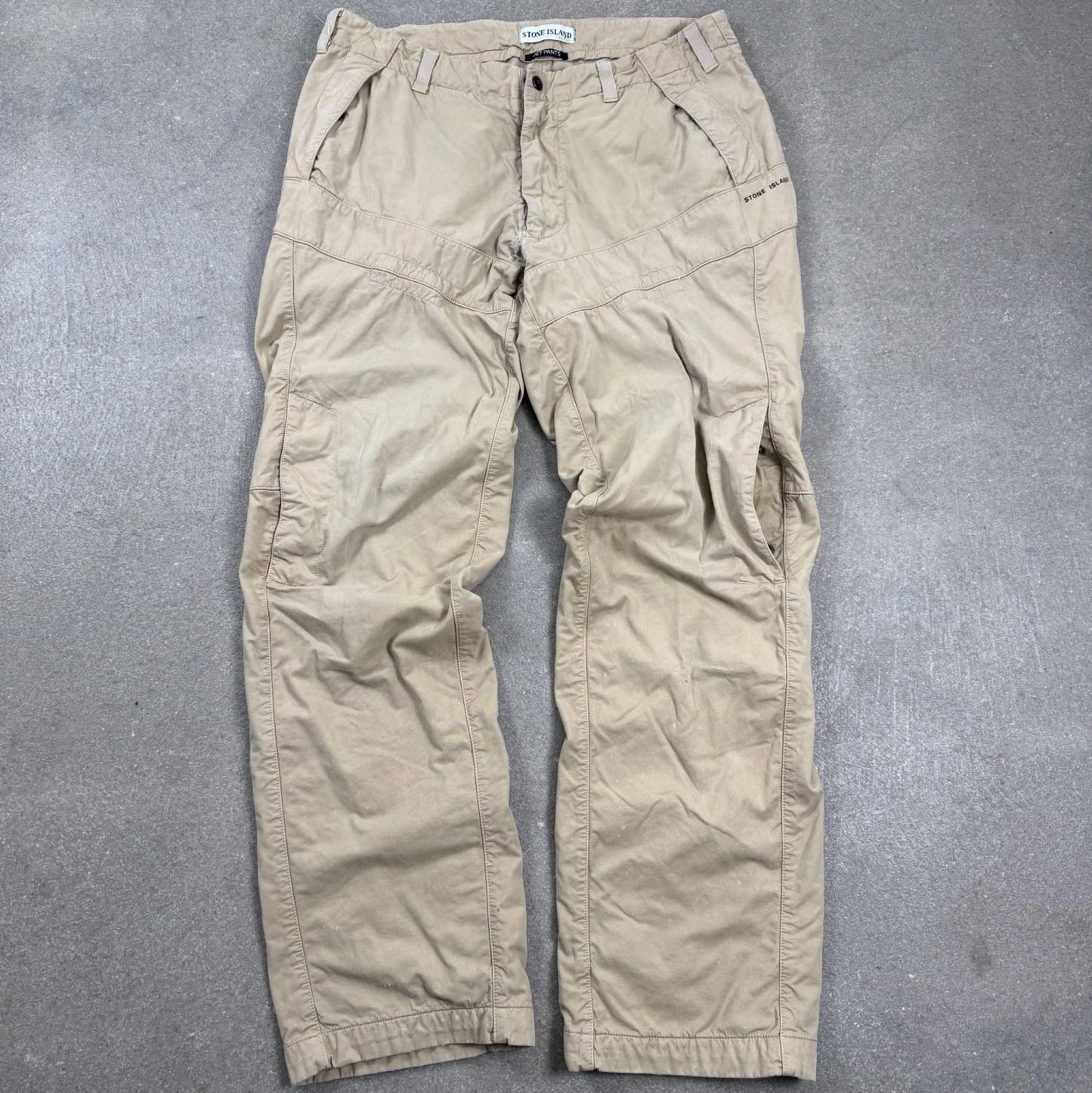 Pantaloni cargo tecnici Stone Island Jet Pants vintage Autunno Inverno 2000 disegnati da Paul Harvey colore beige taglia 52