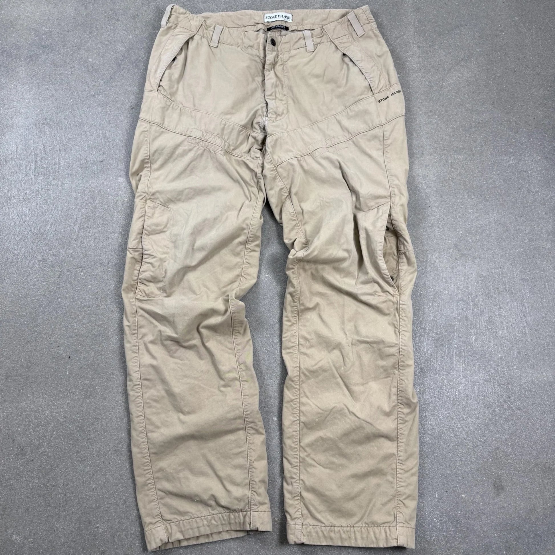 Pantaloni cargo tecnici Stone Island Jet Pants vintage Autunno Inverno 2000 disegnati da Paul Harvey colore beige taglia 52