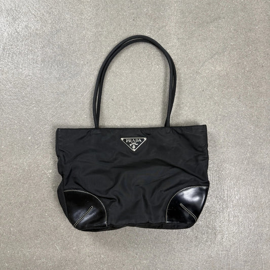 Borsa a spalla Prada vintage anni 90 in nylon nero con angoli in pelle e logo triangolare