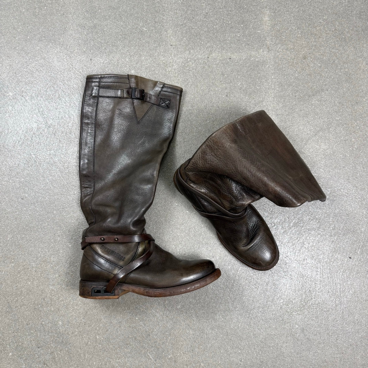 Stivali Dirk Bikkembergs in pelle marrone con tacco in metallo forato e cinturino