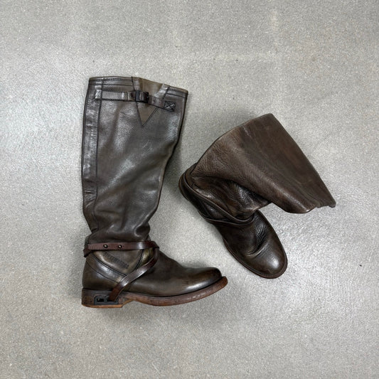 Stivali Dirk Bikkembergs in pelle marrone con tacco in metallo forato e cinturino
