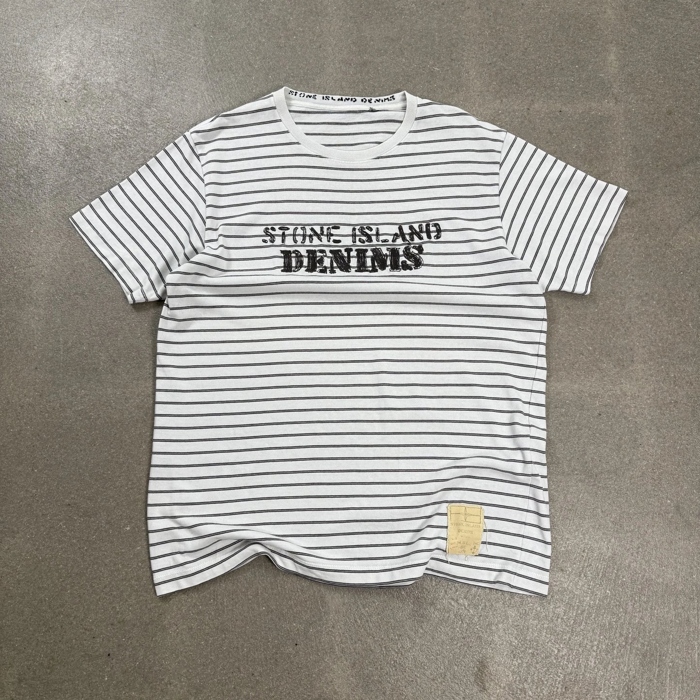 T-shirt vintage Stone Island Denims S/S 2008 a righe orizzontali con logo spellout e patch esterna sul fondo taglia L