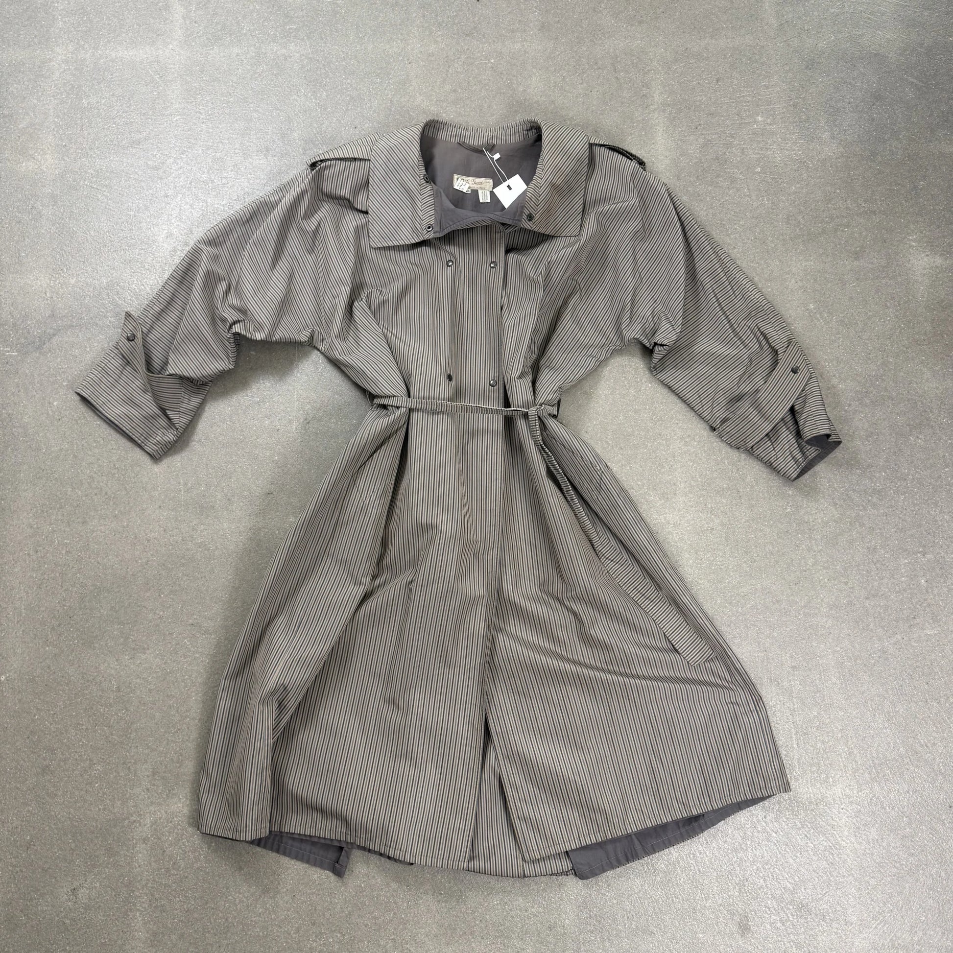 Trench coat d'archivio vintage G. Gucci S.p.A. anni 70 in pura seta a righe con cintura e bottoni logo GG taglia 46