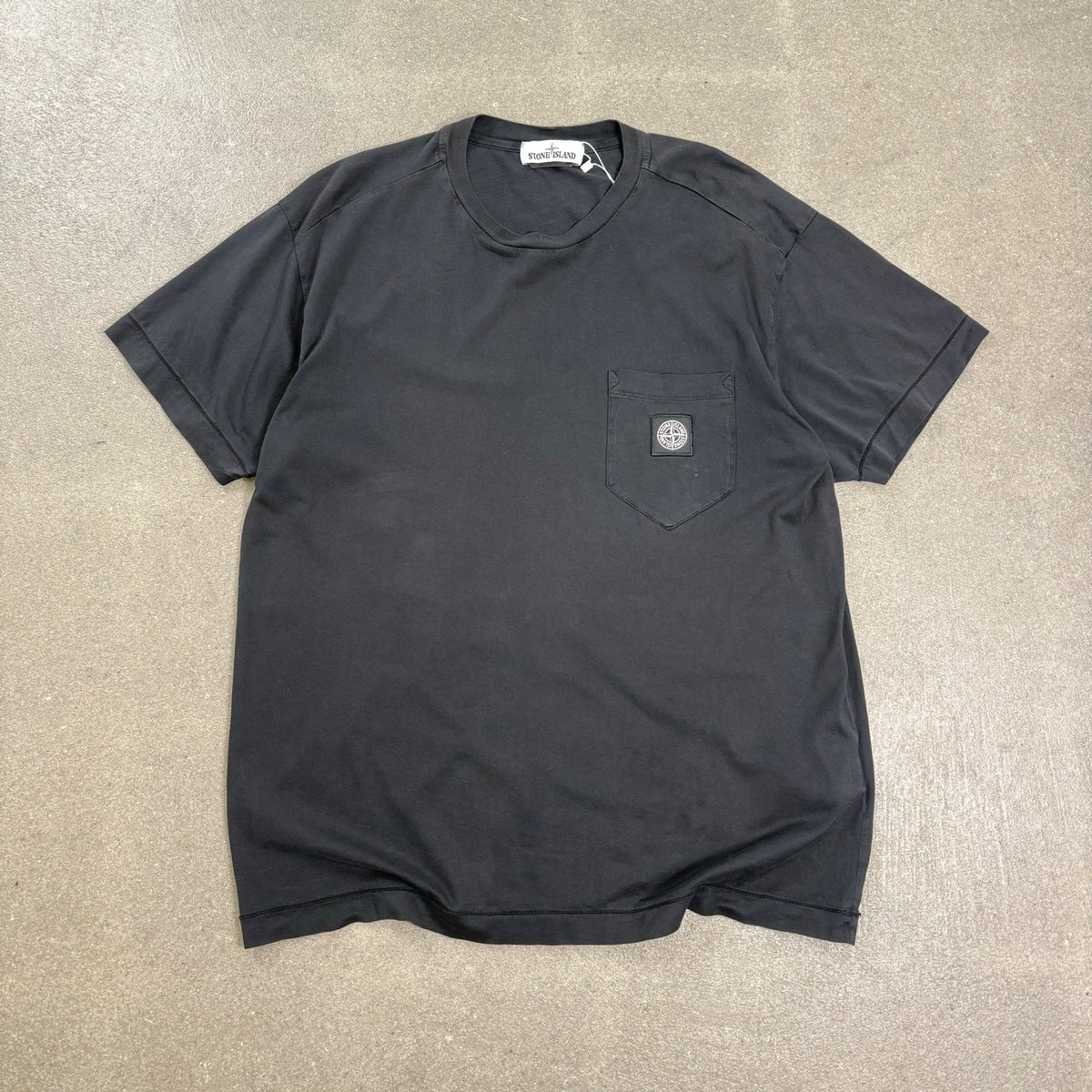 T-shirt Stone Island nero scolorito P/E 2021 con taschino e logo patch