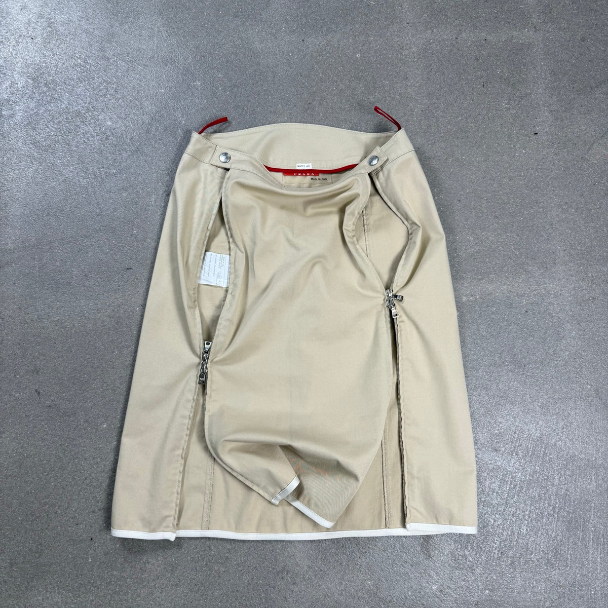 Gonna vintage Prada Sport SS1999 beige con doppia zip e logo red tab taglia 40 IT⁠